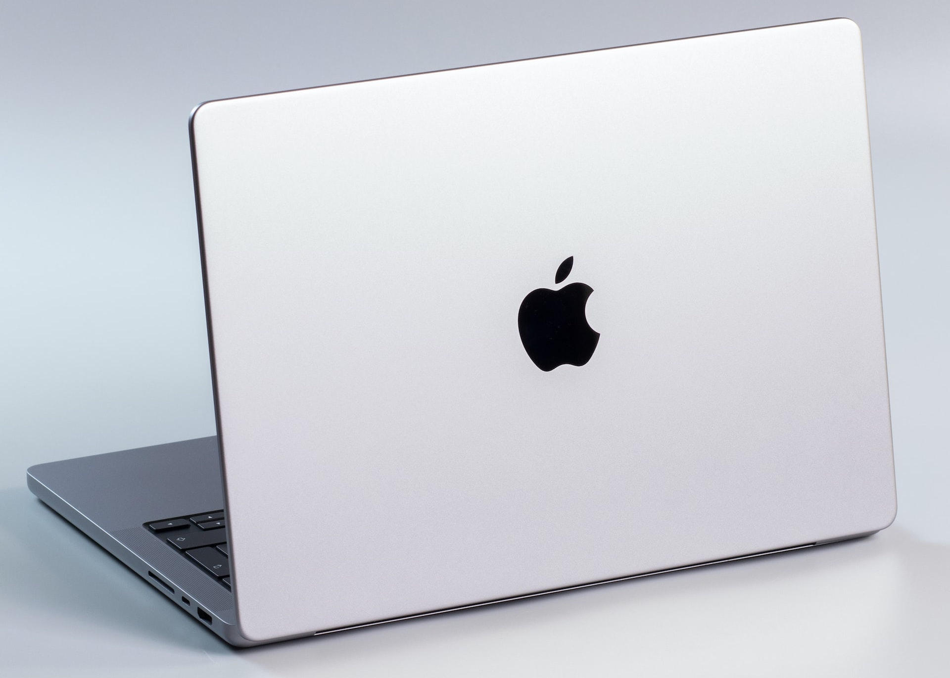 M2 MacBook Air and MacBook Pro comparison